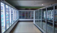 Прогулка супермаркета стеклянной двери коммерчески в более крутом холодильнике дисплея молока напитка
